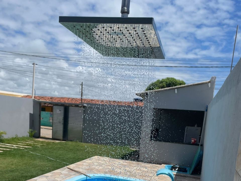 O chuveirão caindo ao lado da área coberta